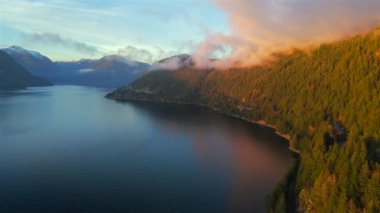 Deniz manzaralı Sky Highway, Howe Sound ve fiyortlu. Bulut seviyesinde uçuş. Squamish ve Vancouver arasında, British Columbia, Kanada.