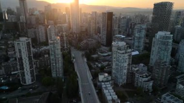 Vancouver şehir merkezindeki gökdelenlerin hava görüntüsü. Yol ve sabah trafiği. Britanya Kolumbiyası, Kanada şafak vakti.