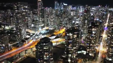 Gece Vancouver şehir merkezinde çarpıcı bir zaman atlaması. British Columbia, Kanada.