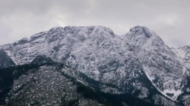Karla kaplı muhteşem bir dağ zirvesinde hava manzarası. Soğuk ve kasvetli bir günde peri kışı manzarası. Tatra Dağları, Zakopane, Polonya