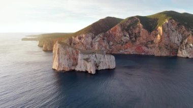 Porto Flavia yakınlarındaki Sardinya 'da mavi deniz. Pan di Zucchero 'nun hava manzarası ve kristal berrak deniz. İtalyan tatili