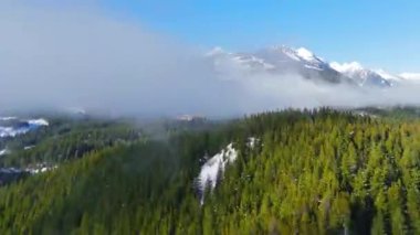 Kanadalı kayalık dağ manzarası karla ve bulutlarla kaplı. British Columbia, Kanada. Hız rampası