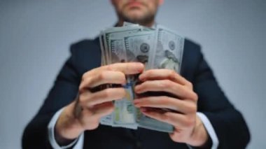 Mutlu, resmi giyinmiş adam yakın plan Amerikan Doları 'nı sayıyor. Yatırım, başarı, finansal beklentiler veya kariyer ilerlemesi kavramı.
