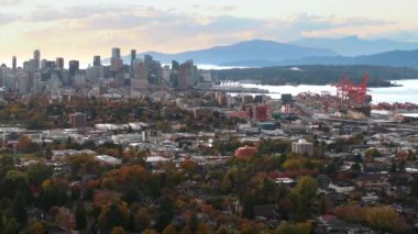 Vancouver Limanı 'nın hava manzarası, şehir merkezindeki gökdelenler arka planda. British Columbia, Kanada