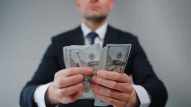 Mutlu, resmi giyinmiş adam yakın plan Amerikan Doları 'nı sayıyor. Yatırım, başarı, finansal beklentiler veya kariyer ilerlemesi kavramı.
