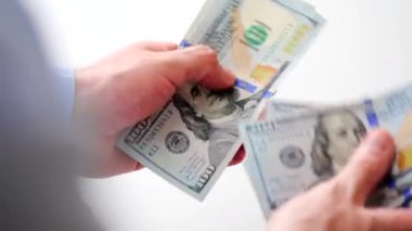 Erkek eller Amerikan dolarlarını sayıyor, yakın plan. Yatırım, başarı, finansal beklentiler veya kariyer ilerlemesi kavramı.