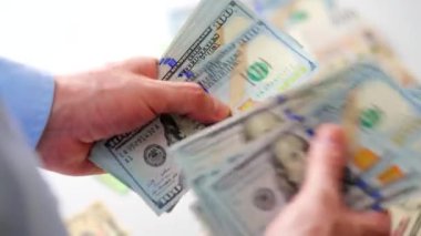 Erkek eller Amerikan dolarlarını sayıyor, yakın plan. Yatırım, başarı, finansal beklentiler veya kariyer ilerlemesi kavramı.