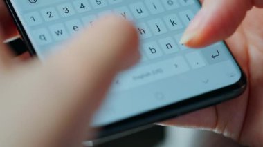 Akıllı telefondan yazı yazan bir kadın eli. Yakın plan. İletişim konsepti