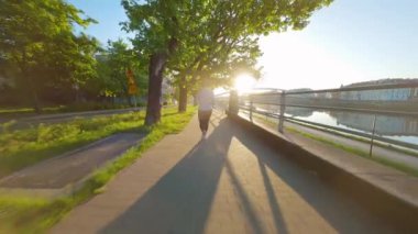 Kadın şafak vakti setin kenarına doğru koşuyor. Sabahın erken saatlerinde, boş şehir. Olağandışı görüntü, FPV insansız hava aracı ile çekildi. Yavaş çekim.