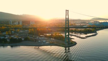 Lions Gate Köprüsü, Vancouver Limanı ve Batı Vancouver 'ın şafak vakti hava görüntüsü. British Columbia, Kanada 