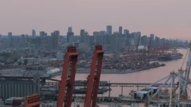 Arka planda Vancouver Limanı 'nın havadan görüntüsü var. Havadaki yangınlardan çıkan duman. British Columbia, Kanada