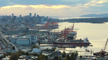 Vancouver Limanı 'nın hava manzarası, şehir merkezindeki gökdelenler arka planda. British Columbia, Kanada