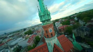 St. Josephs Kilisesi ve Polonya 'nın Cracow kentindeki Podgorski Meydanı' nda hızlı uçuş. Manevra yapılabilir uçuş FPV İHA 'sı tarafından filme alındı.
