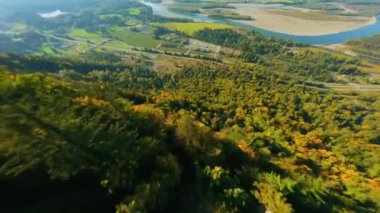 FPV Drone, Fraser nehir vadisi aşağısındaki dağ sıraları boyunca uçuş. Cheam Peak, Chilliwack, British Columbia, Kanada. 