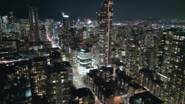 Geceleri Vancouver 'ın merkezindeki göz kamaştırıcı hava manzarası. British Columbia, Kanada. 