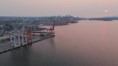 Arka planda Vancouver Limanı 'nın havadan görüntüsü var. Havadaki yangınlardan çıkan duman. British Columbia, Kanada