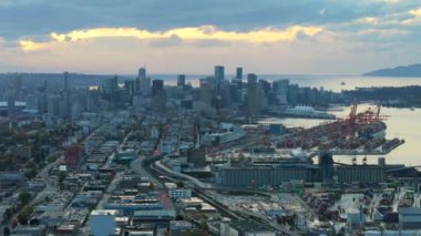 Vancouver Limanı 'nın hava manzarası, şehir merkezindeki gökdelenler arka planda. British Columbia, Kanada
