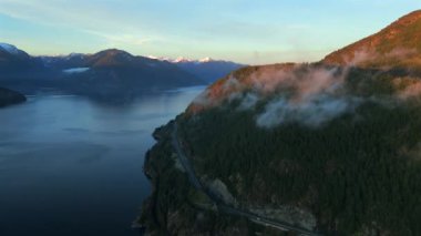 Deniz manzaralı Sky Highway, Howe Sound ve fiyortlu. Bulut seviyesinde uçuş. Squamish ve Vancouver arasında, British Columbia, Kanada.