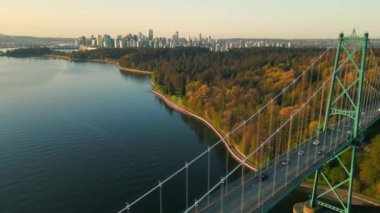 Şafakta Lions Gate Köprüsü ve Stanley Parkı 'nın havadan görüntüsü. Arka planda Vancouver şehir merkezi var. Britanya Kolombiyası Kanada.