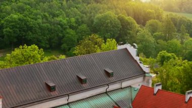 Polonya 'nın Tyniec kentindeki Benedictine Manastırı' nın şafak vakti havadan görünüşü. Eski Katolik manastırı. Kuleleri, kırmızı çatıları, dini ve tarihi su üzerindeki kayalar.. 