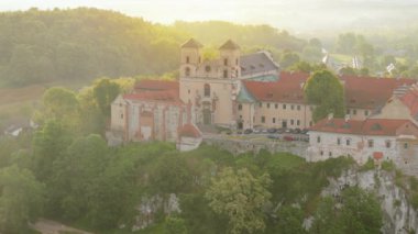 Benedictine Manastırı 'nın Tyniec' teki hava manzarası, Polonya 'nın şafak vakti sisli olması. Eski Katolik manastırı. Kuleleri, kırmızı çatıları, dini ve tarihi su üzerindeki kayalar.. 