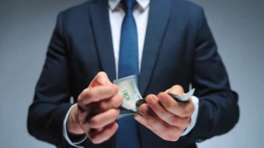 Mutlu, resmi giyinmiş adam yakın plan Amerikan Doları 'nı sayıyor. Yatırım, başarı, finansal beklentiler veya kariyer ilerlemesi kavramı.