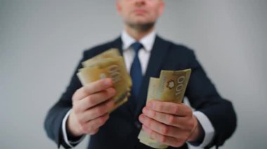 Resmi olarak giyinmiş adam Kanada Doları 'nı sayıyor, yakın plan. Yatırım, başarı, finansal beklentiler veya kariyer ilerlemesi kavramı. 