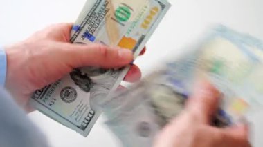 Erkek eller Amerikan dolarlarını sayıyor, yakın plan. Yatırım, başarı, finansal beklentiler veya kariyer ilerlemesi kavramı.