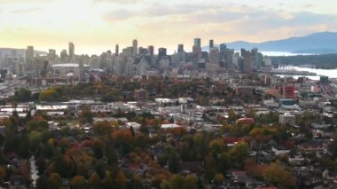 Vancouver, British Columbia, Kanada 'nın kenar mahalle ve şehir merkezinin havadan görüntüsü.