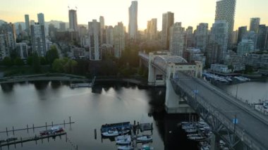 Vancouver, Granville Köprüsü, False Creek ve marinadaki gökdelenlerin şafak vakti, British Columbia, Kanada. Hız rampası