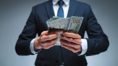 Mutlu, resmi giyinmiş adam yakın plan Amerikan Doları 'nı sayıyor. Yatırım, başarı, finansal beklentiler veya kariyer ilerlemesi kavramı.