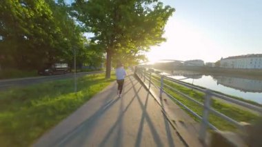 Kadın şafak vakti setin kenarına doğru koşuyor. Sabahın erken saatlerinde, boş şehir. Olağandışı görüntü, FPV insansız hava aracı ile çekildi. Hız rampası.