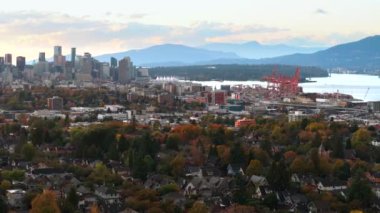Vancouver Limanı 'nın hava manzarası, şehir merkezindeki gökdelenler arka planda. British Columbia, Kanada