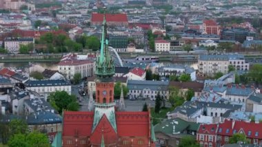 Krakow 'un Podgorze bölgesindeki Saint Josephs Kilisesi' nin hava panoraması Royal Wawel Castle, Old Town ve Kazimierz manzaralı. Cracow, Polonya.