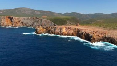 Buggerru 'daki Cala Domestica Sahili, Cliffs ve Tower' da hava manzarası. Güney Sardunya, İtalya. İnsansız hava aracı görüntüleri