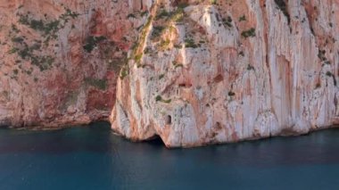 Porto Flavia 'nın insansız hava aracı fotoğrafı İtalya' da Sardunya sahilinde terk edilmiş bir mineral deposu iskelesinde..