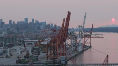 Arka planda Vancouver Limanı 'nın havadan görüntüsü var. Havadaki yangınlardan çıkan duman. British Columbia, Kanada