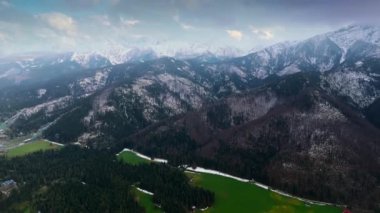 Baharda güzel dağ manzarasının nefes kesici hava manzarası. Orman ve kayalar. Yeşil çimenler ve karlı tepeler. Zakopane, Tatra dağları, Polonya