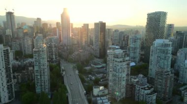 Vancouver şehir merkezindeki gökdelenlerin hava görüntüsü. Yol ve sabah trafiği. Britanya Kolumbiyası, Kanada şafak vakti.