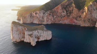 Porto Flavia yakınlarındaki Sardinya 'da mavi deniz. Pan di Zucchero 'nun hava manzarası ve kristal berrak deniz. İtalyan tatili