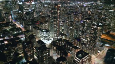 Geceleri Vancouver 'ın merkezindeki göz kamaştırıcı hava manzarası. British Columbia, Kanada. 