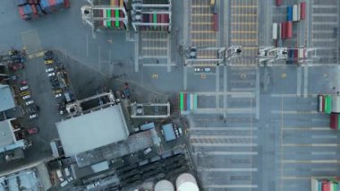 Nakliye limanındaki konteynırların yukarıdan görünüşü. Vancouver, Kanada.