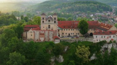 Polonya 'nın Tyniec kentindeki Benedictine Manastırı' nın şafak vakti havadan görünüşü. Eski Katolik manastırı. Kuleleri, kırmızı çatıları, dini ve tarihi su üzerindeki kayalar.. 