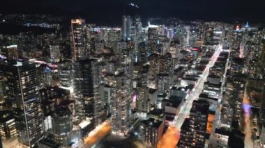 Geceleri Vancouver 'ın merkezindeki göz kamaştırıcı hava manzarası. British Columbia, Kanada. 
