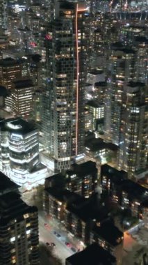 Geceleri Vancouver 'ın merkezindeki göz kamaştırıcı hava manzarası. British Columbia, Kanada. 