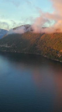 Deniz manzaralı Sky Highway, Howe Sound ve fiyortlu. Bulut seviyesinde uçuş. Squamish ve Vancouver arasında, British Columbia, Kanada. Dikey video