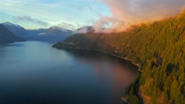 Deniz manzaralı Sky Highway, Howe Sound ve fiyortlu. Bulut seviyesinde uçuş. Squamish ve Vancouver arasında, British Columbia, Kanada.