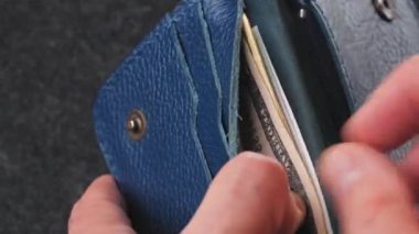 Mavi cüzdandan çıkarılan farklı banknotlardan oluşan Amerikan dolarlarının kapanışı, para yönetimi ve mali içgörüyü vurguluyor