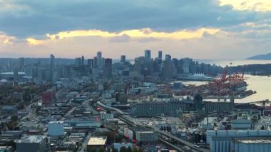 Vancouver Limanı 'nın havadan görünüşü, şehir merkezleri, gökdelenler ve doğa. British Columbia, Kanada