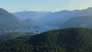 Deep Cove Bay 'deki Burnaby Dağ Parkı' ndan hava görüntüsü. Vancouver, British Columbia, Kanada.